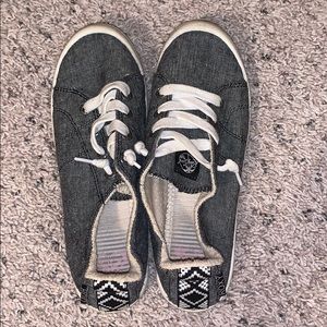 Grey/jean colored shoes